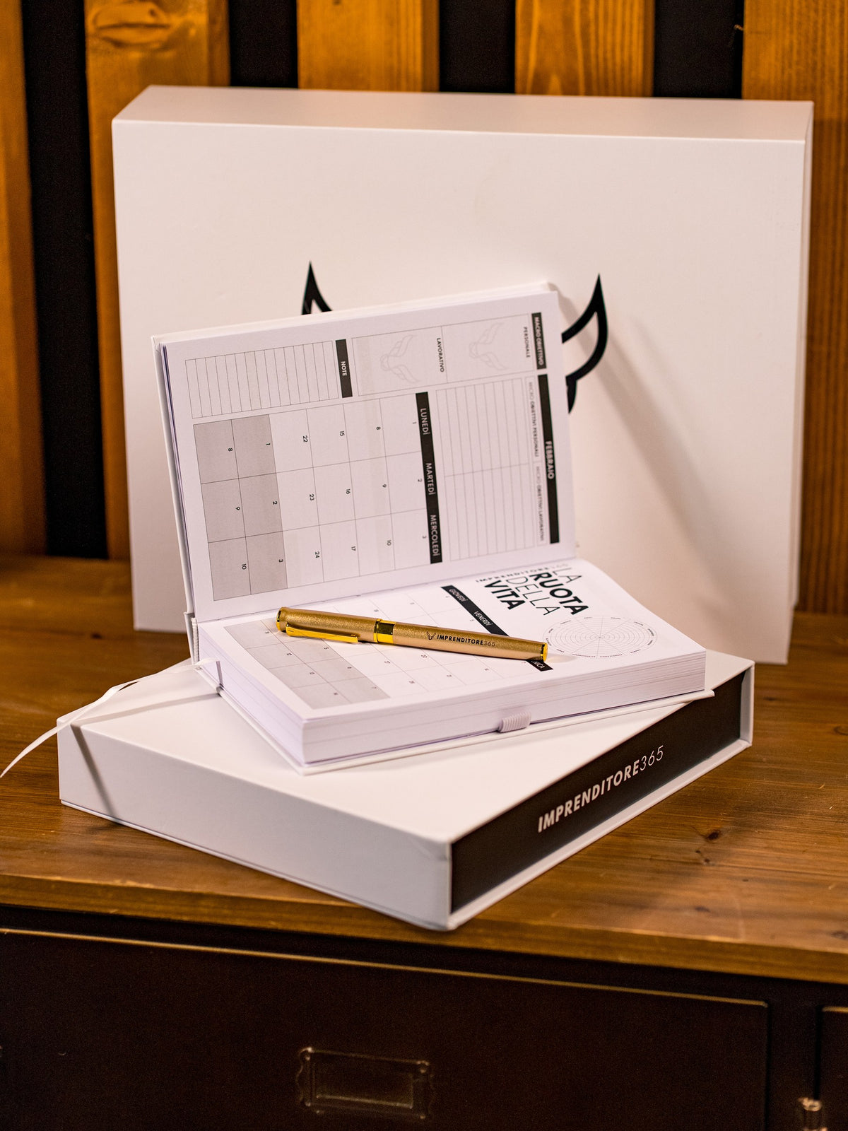 Suite 365: cofanetto bianco con Goal Planner aperto e penna oro