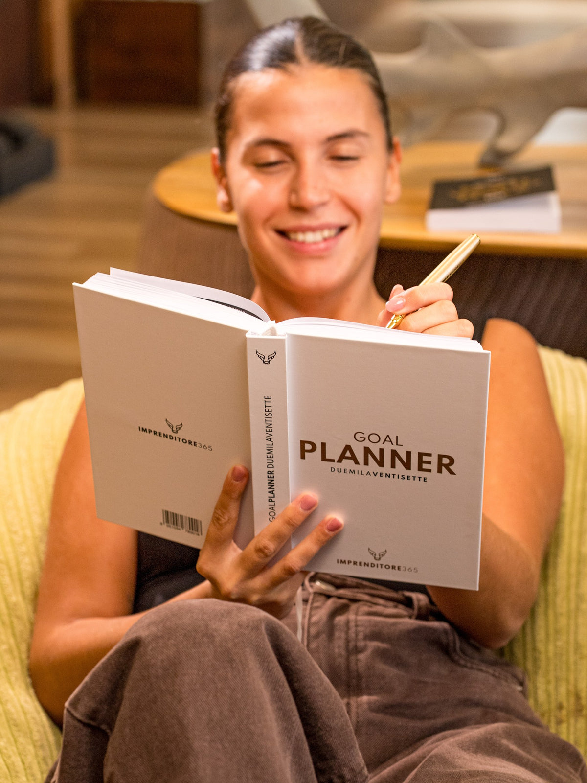 Ragazza che scrive nel Goal Planner 2027